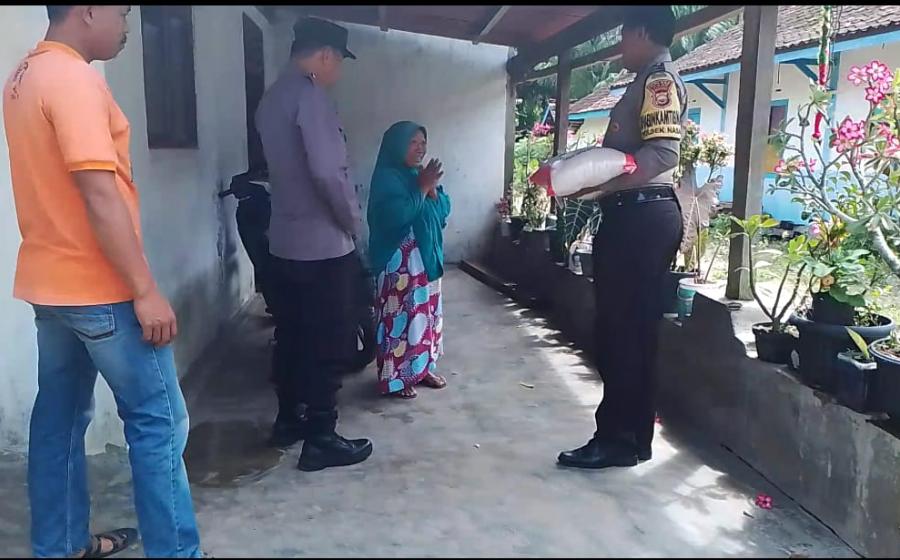 Warga Sakit Menahun dan Janda, Terima Bantuan Sembako dari Personel Polsek Nasal