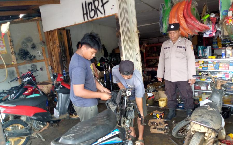 Anggota Polsek Padang Jaya Patroli Dialogis di Bengkel Sepeda Motor