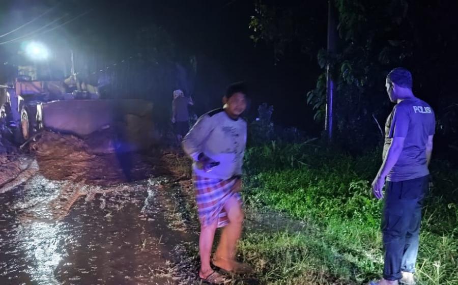 Personel Polsek Nasal Monitoring dan Bantu Bersihkan Material Tanah Longsor di Desa Ulak Pandan 