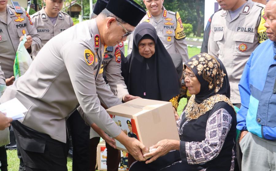 Kapolda Bengkulu Bagikan Bansos di Kepahiang, Warga Ramai-Ramai Ucapkan Terima Kasih