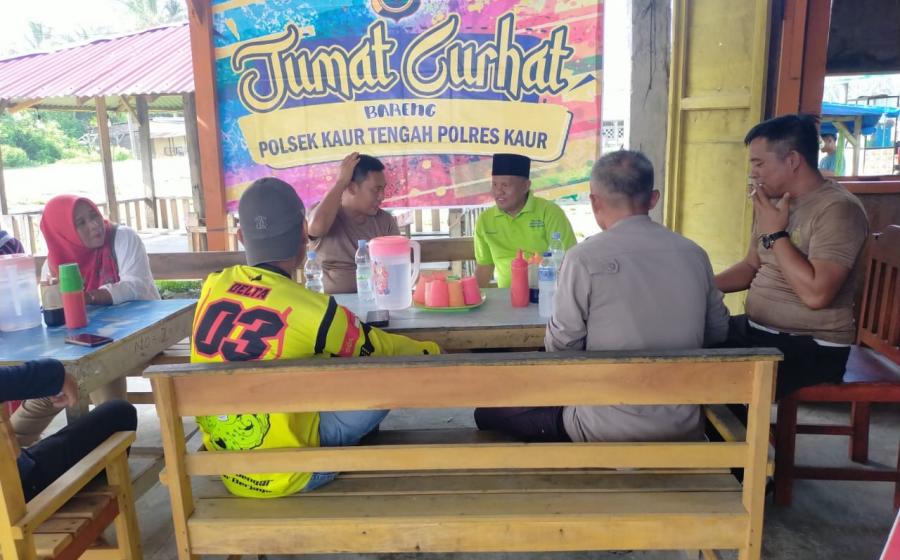 Polsek Kaur Tengah Jumat Curhat kepada warga Desa Mentiring 