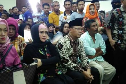 kedatangan PLt gubernur dan istri