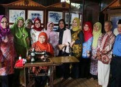 Menteri Sosial RI Khofifah Indar Parawansa disela-sela kunjungan kerjanya di Bengkulu pada Sabtu (12/8/2017)