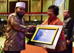Walikota Helmi Hasan menerima penghargaan Adipura dalam bentuk sertifikat dari Menteri Lingkungan Hidup dan Kehutanan Republik Indonesia Siti Nurbaya