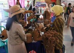 Wakil Walikota Bengkulu Patriana Sosialinda saat mengunjungi sejumlah stan di Bencoleen Mall pada kegiatan bazar di peringatan Hari Koperasi 69
