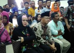 plt gubernur bengkulu dan isterinya menghadiri sidang vonis RM