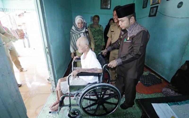 Walikota Bengkulu Helmi Hasan memberikan 2 unit kursi roda kepada warga di Kelurahan Kebun Beler dan Kelurahan Anggut