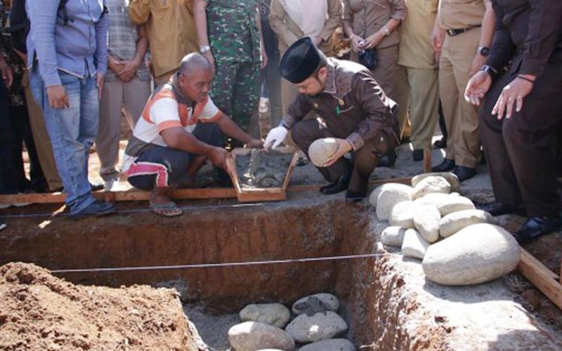 Walikota Bengkulu Helmi Hasan melakukan peletakan batu pertama pembangunan gedung sekolah SMAN 11 Bengkulu