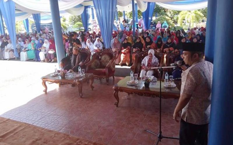 Walikota Bengkulu H. Helmi Hasan saat pengajian rutin bulanan yang diikuti BKMT se-Kota Bengkulu beserta masyarakat di Balai Kota