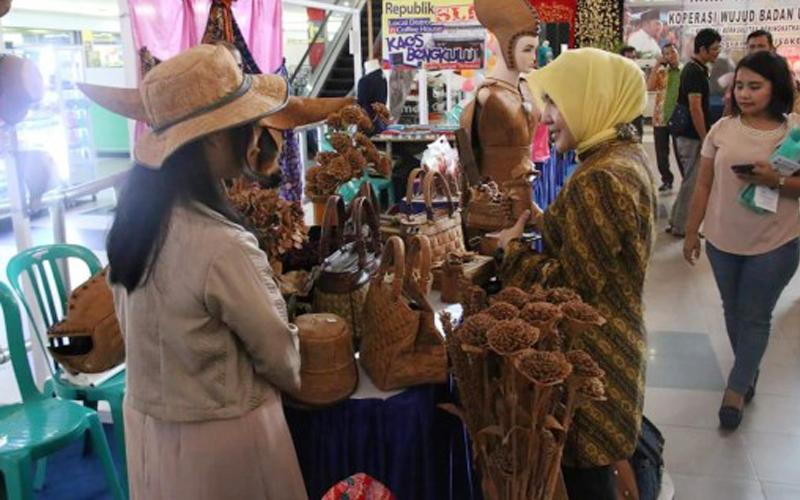 Wakil Walikota Bengkulu Patriana Sosialinda saat mengunjungi sejumlah stan di Bencoleen Mall pada kegiatan bazar di peringatan Hari Koperasi 69