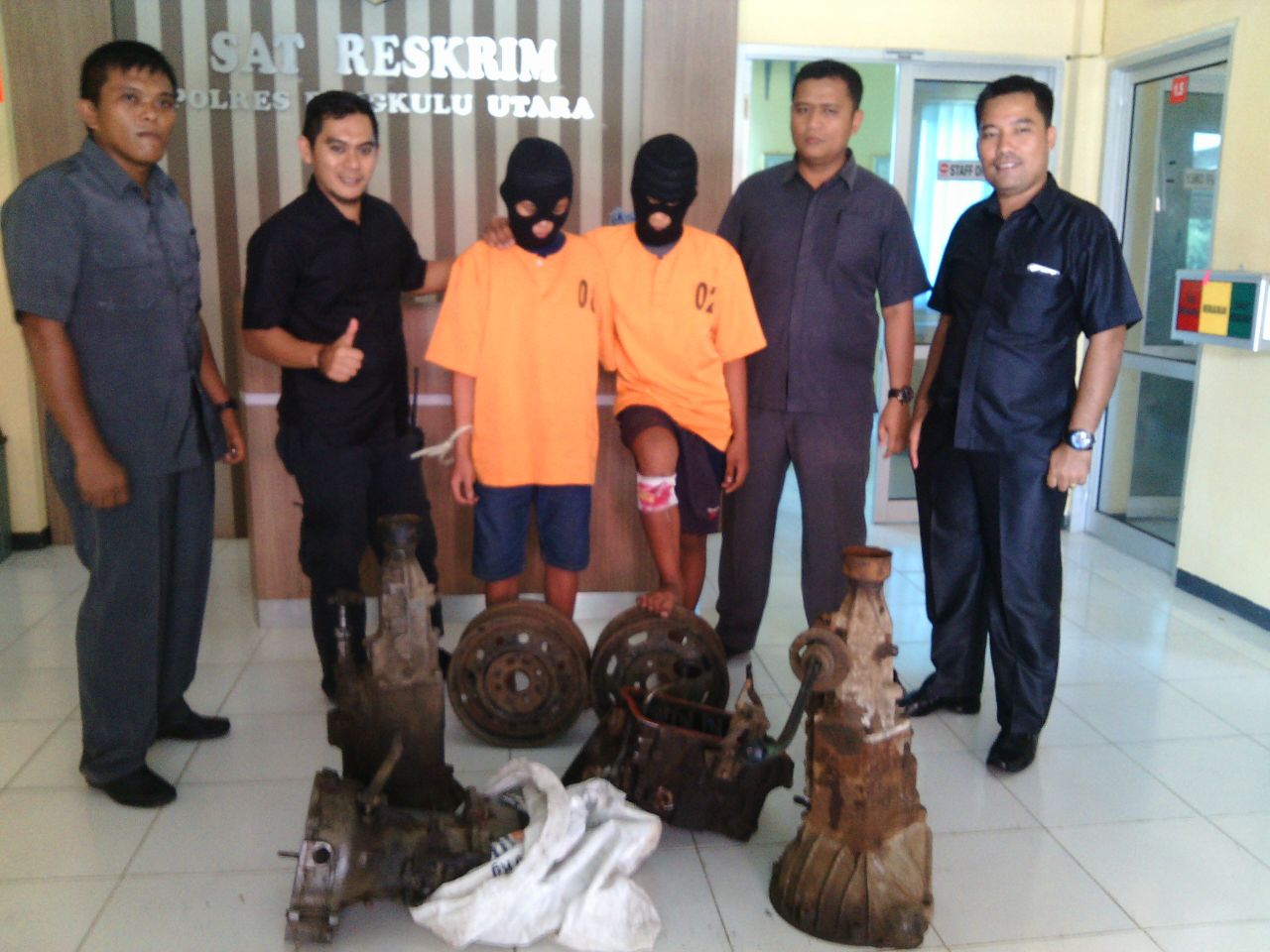 tersangka pencurian dan barang bukti