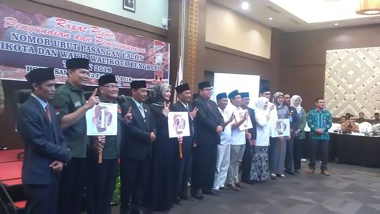 pengambilan nomor urut oleh calon walikota dan wakil di Hotel santika