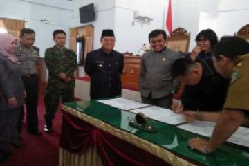 Bupati Seluma Bundra Jaya dan Ketua DPRD Seluma Husni Thamrin Menandatangani Surat Keputusan Kesepakatan bersama Pembentukan Peraturan Daerah Tahun 2018