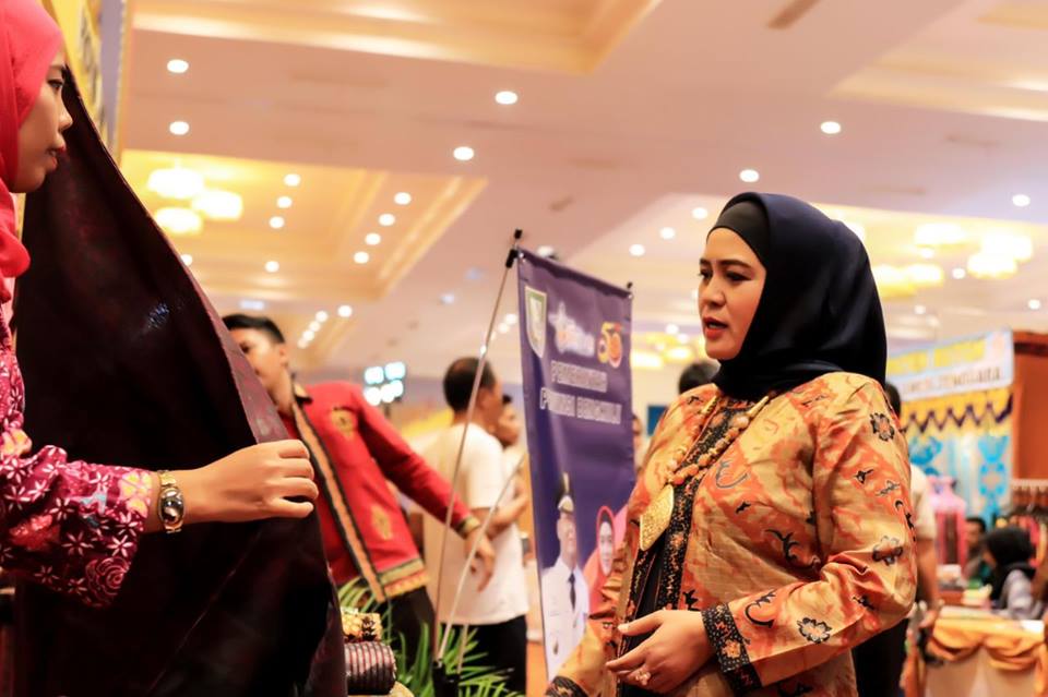 Ketua Dekranasda Provinsi Bengkulu Derta Wahyulin Rohidin Mersyah