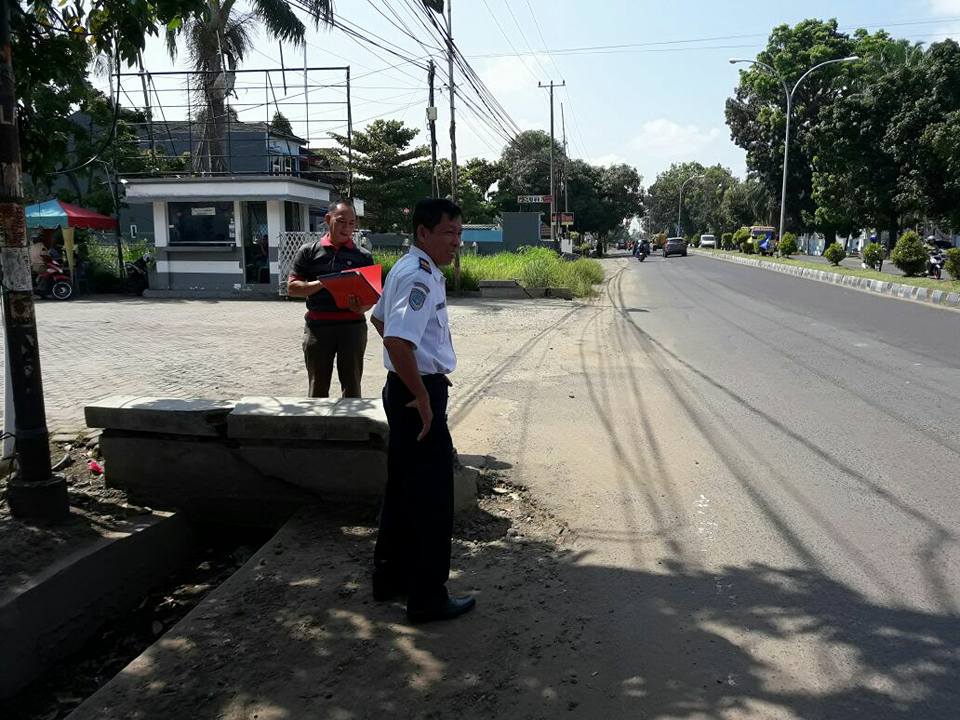 Tim Manajemen Rekayasa Lalu Lintas (MRLL) saat survei lahan parkir baru