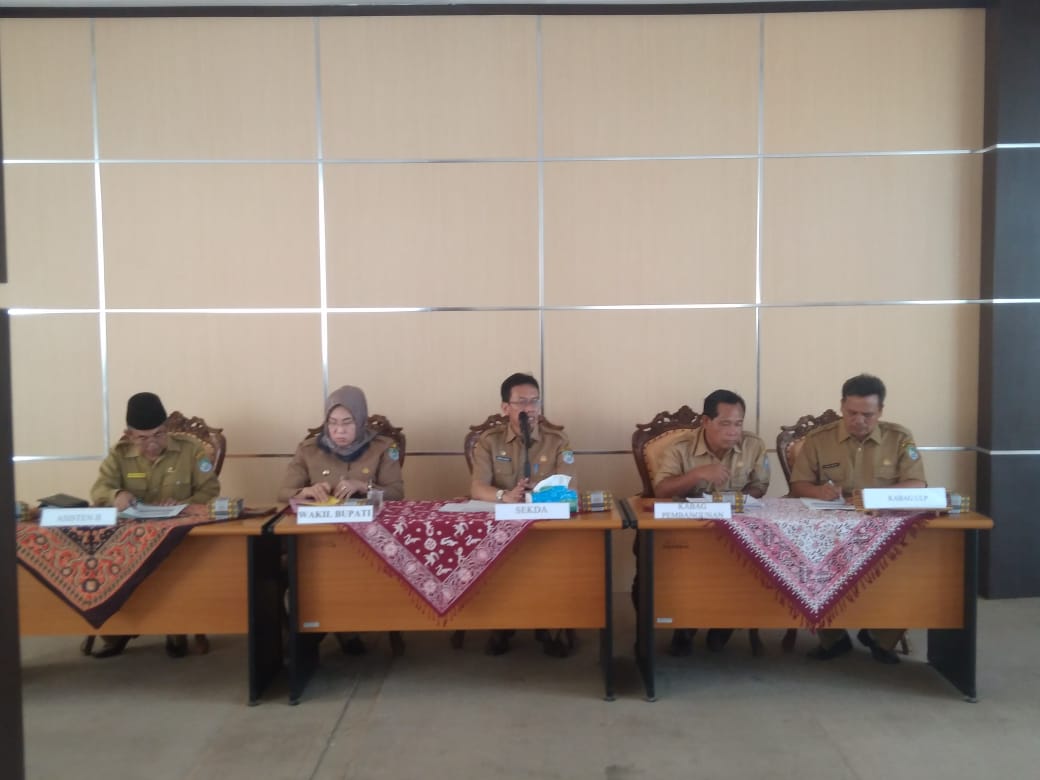 Sekda Kaur Nandar Munadi, S. Sos, M.Si Dan  Wakil bupati Hj. Yulis Suti Sutri Pimpin Rapat 
