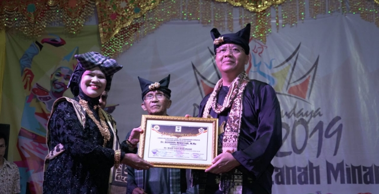 gubernur bengkulu mendapatkan gelar adat Datuk Rajo Nan Babangso