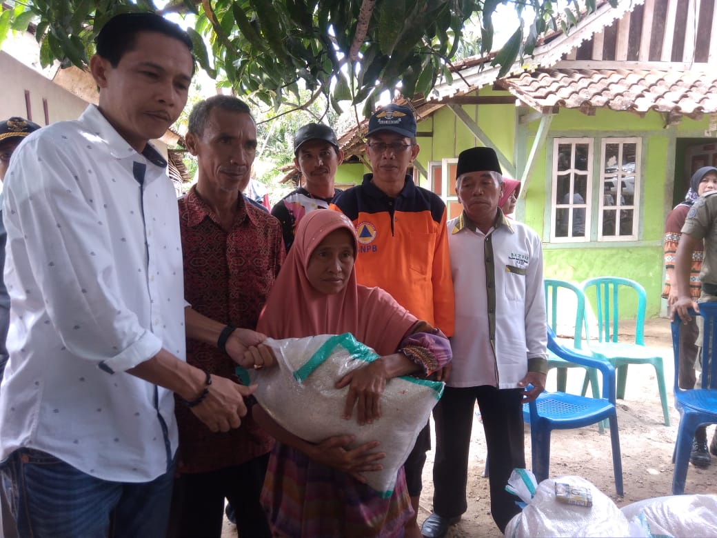 bupati kaur beri bantuan ke korban banjir 