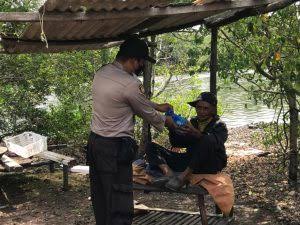 POLDA BENGKUILU Setiap Jumat Bagikan Makanan Kepada Petugas Kebersihan