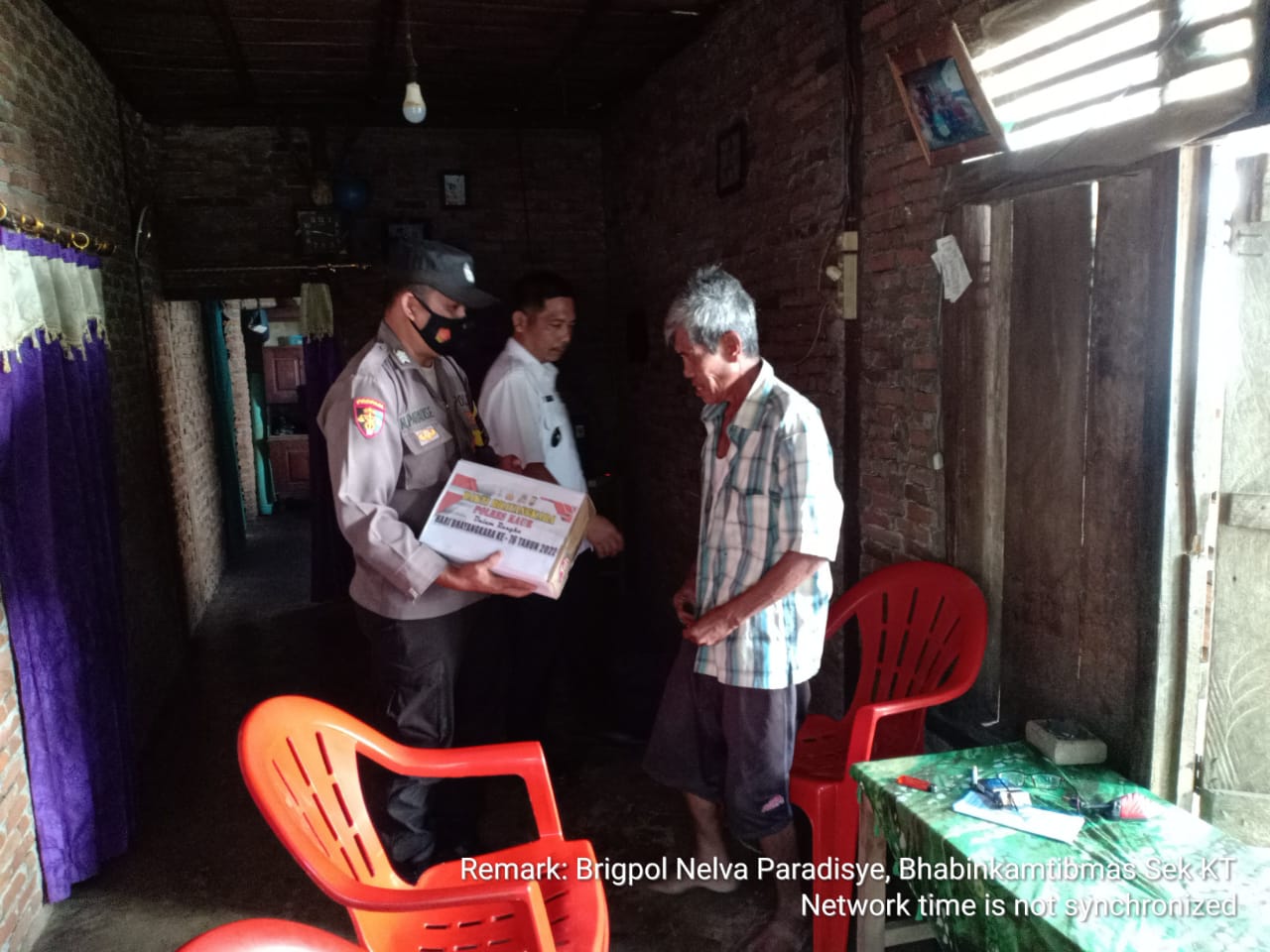 Bhabinkamtibmas Bagikan Bantuan Untuk Warga Kurang Mampu