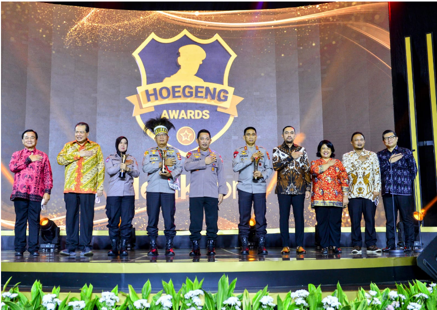  Kapolri Jenderal Listyo Sigit Prabowo menghadiri acara Hoegeng Awards 2022 di Gedung The Tribrata