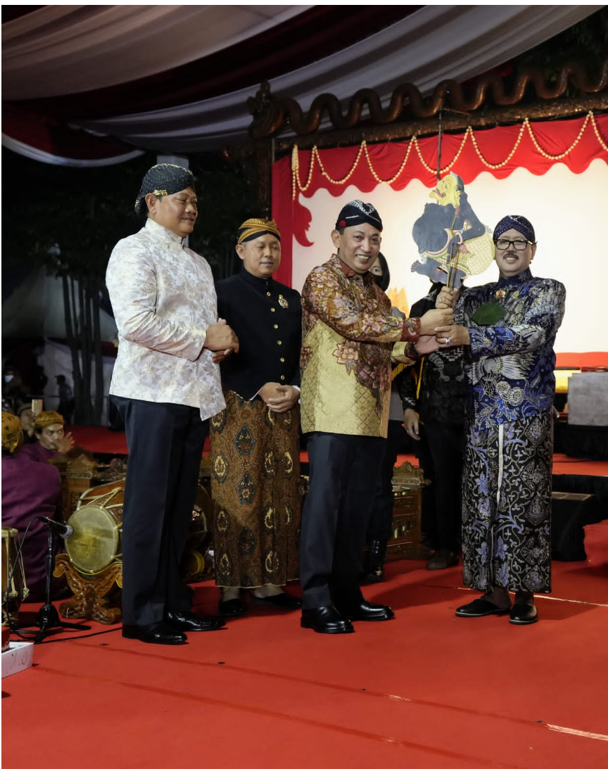 Polri menggelar kegiatan pagelaran wayang kulit bertajuk 'Semar M'bangun Kahyangan' di Lapangan Bhayangkara