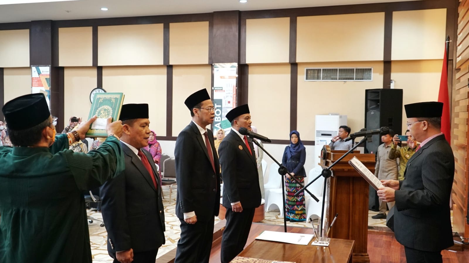  Gubernur Rohidin Mersyah melantik jajaran Direksi Bank Bengkulu. Diantaranya Direktur Utama Bank Bengkulu Ahmad Irfan, Direktur Kepatuhan Bank Bengkulu Jufrizal Eka Putra dan Komisaris Bank Bengkulu Alfian di Aula H. Mochtar Azehari di Graha Bank Bengkulu lantai 7, Rabu (27/7/2022).