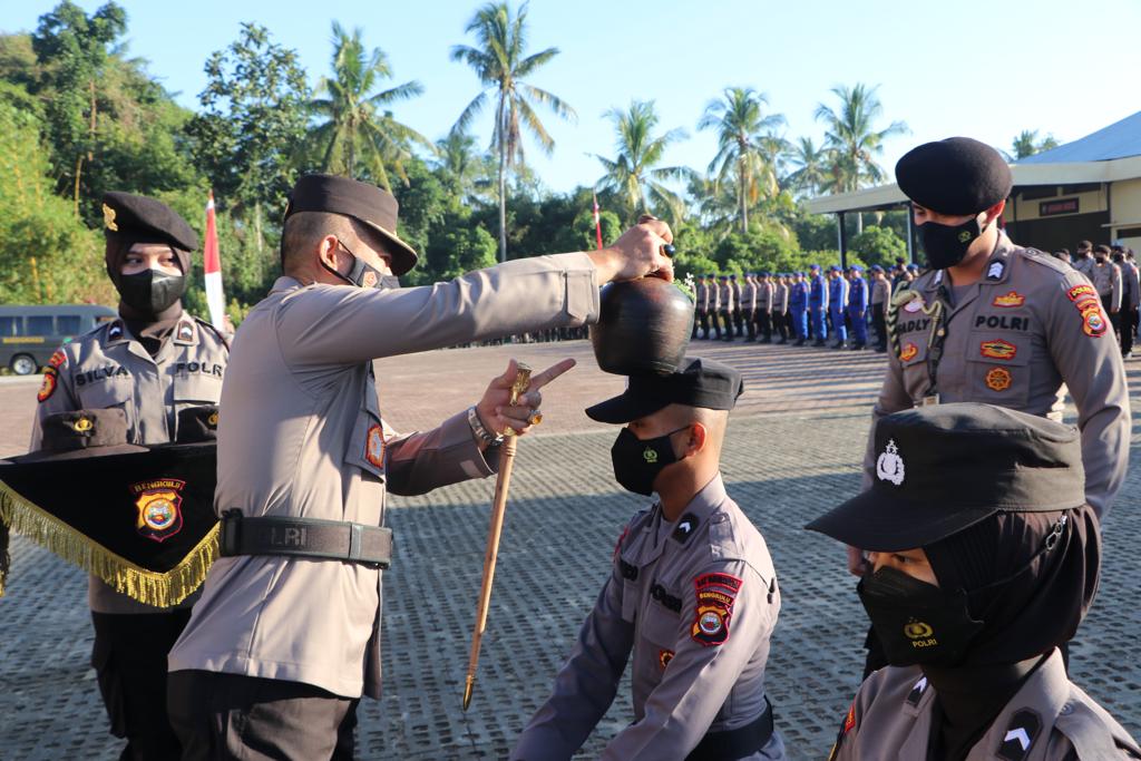 Kapolda Bengkulu Pimpin Upacara Tradisi Penerimaan Bintara Baru