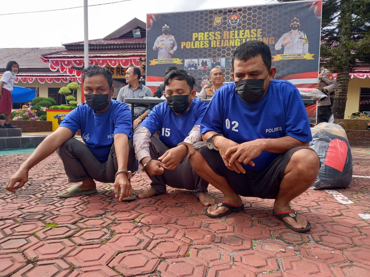 Tiga pria terduga pelaku