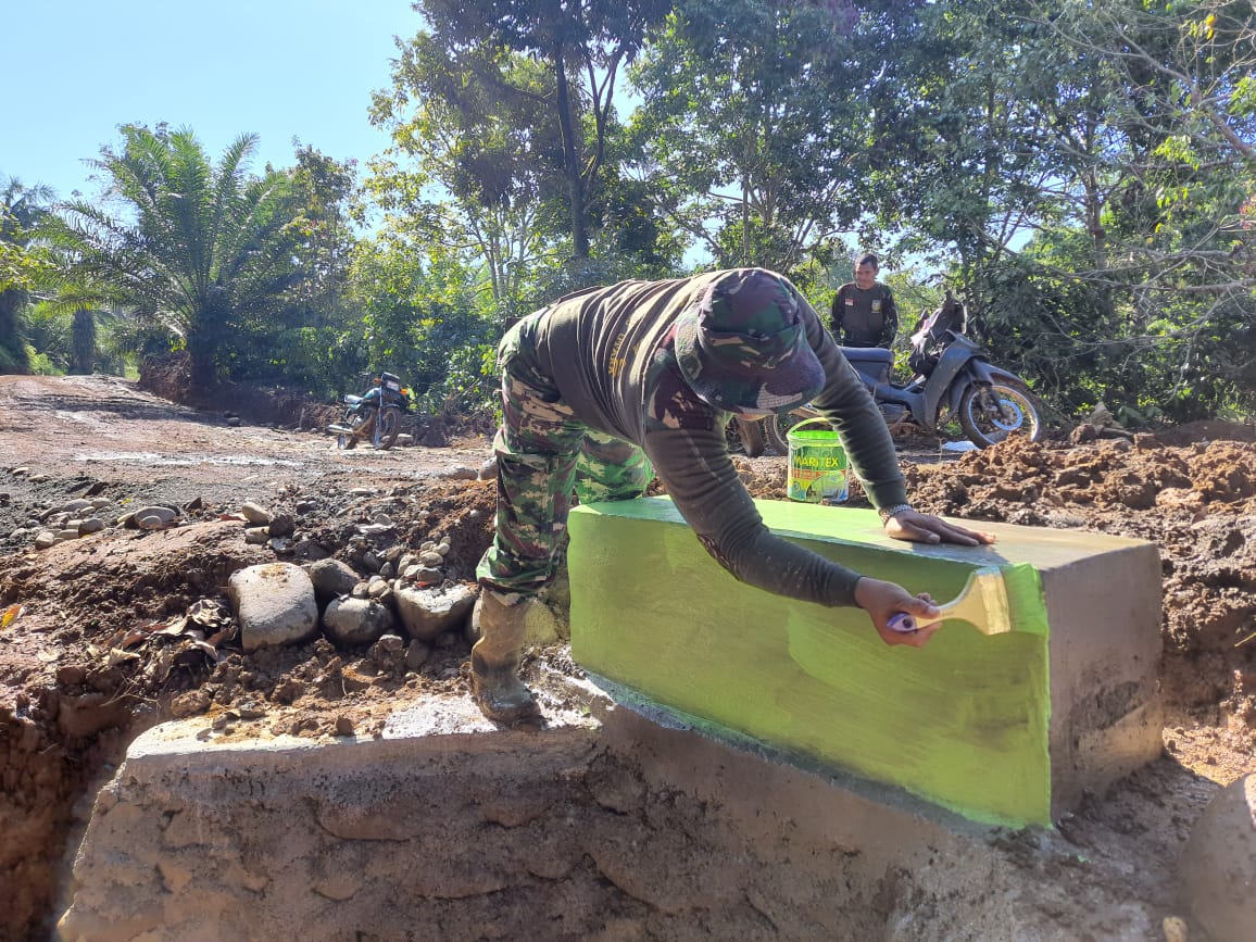 Satgas TMMD ke-114 Selesaikan Pengecatan Gorong-Gorong