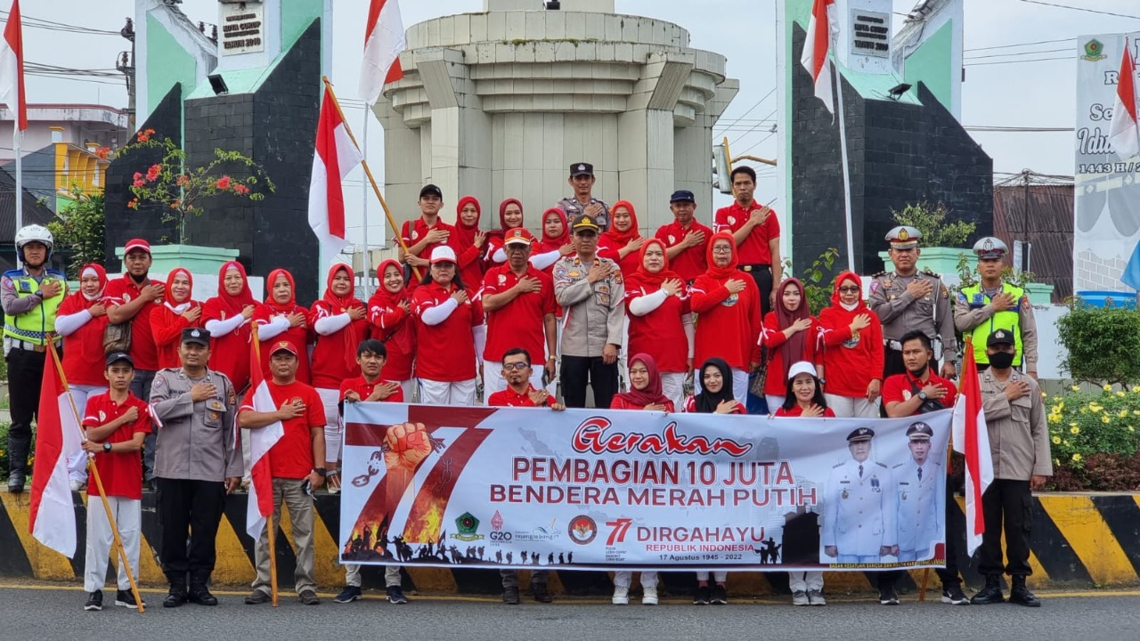 Polres Rejang Lebong Bagikan Bendera Merah Putih Kepada Masyarakat