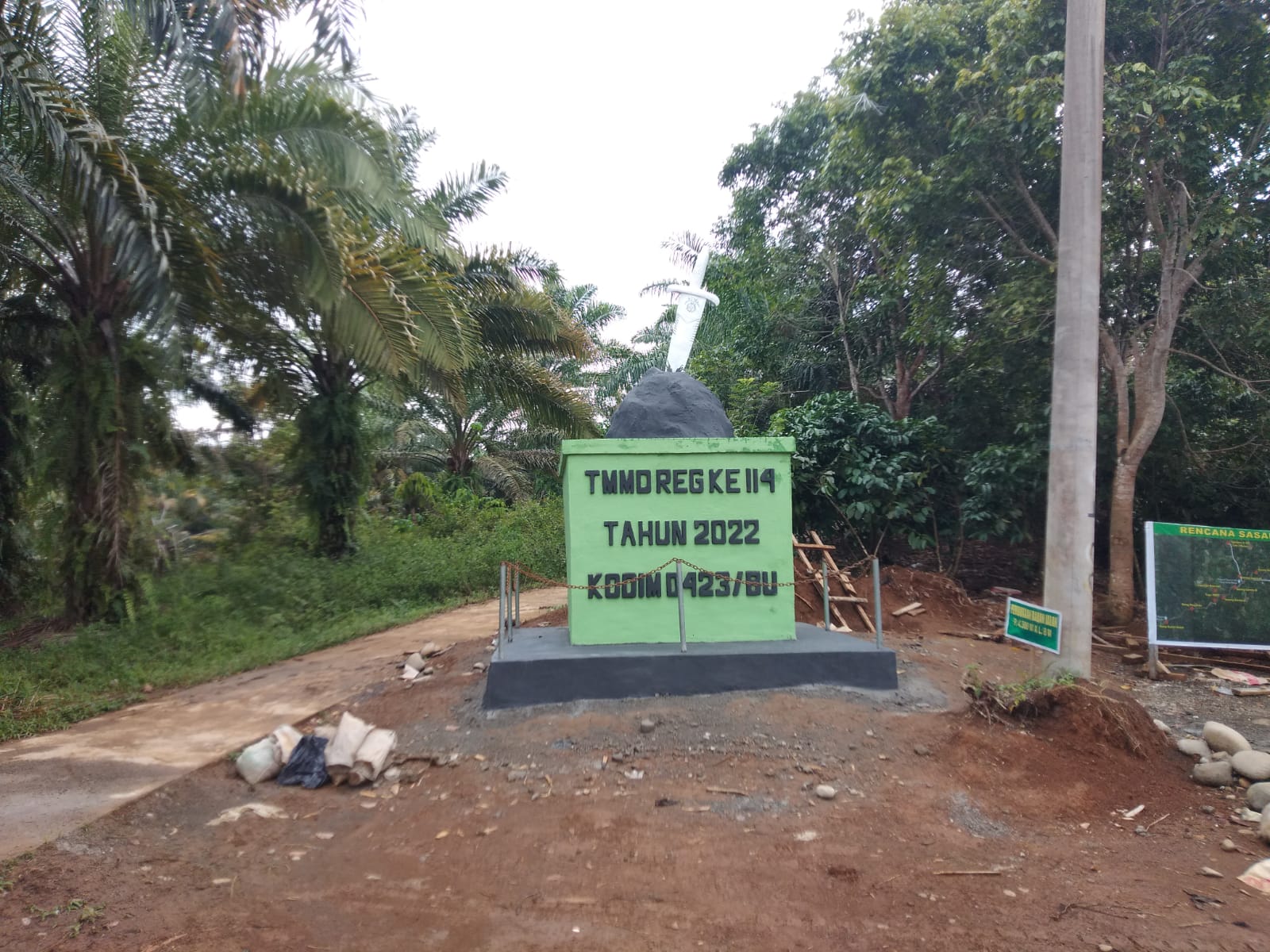 Tugu Prasasti TMMD 114 Persen Berdiri Gagah Perkasa