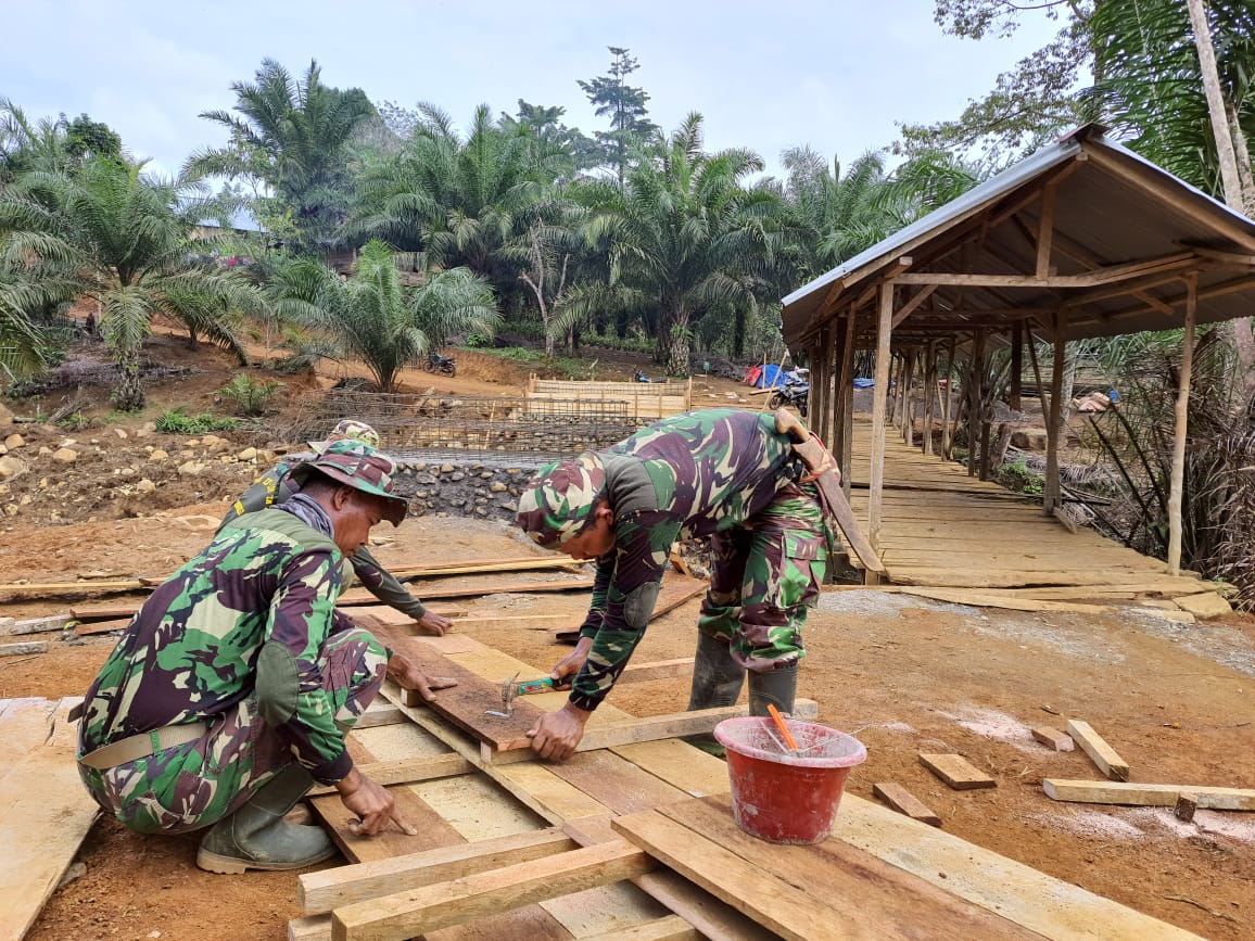 Sinergitas Satgas TMMD 114 dan Masyarakat dalam Pembuatan Mall untuk Jembatan