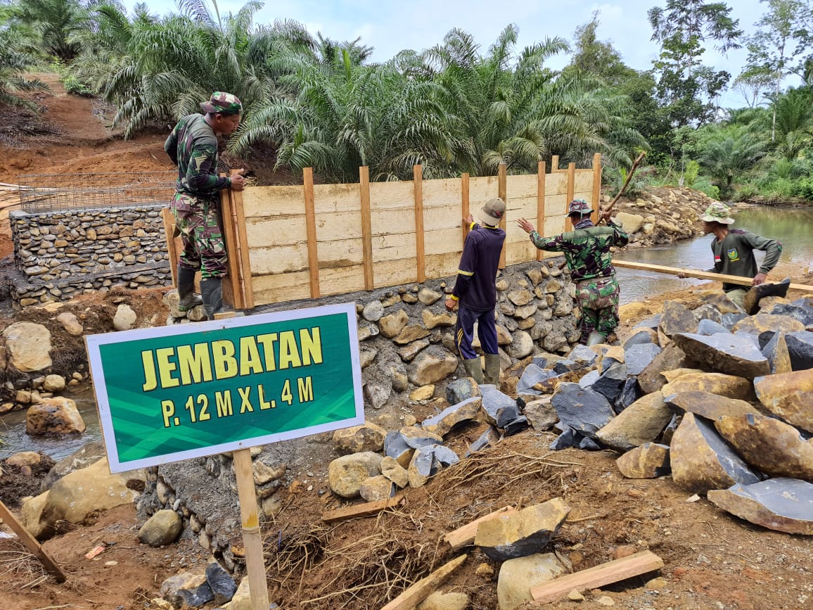 Satgas TMMD ke 114 Kodim 0423/BU, Bersinergi Bersama Warga Pasang Papan Mal