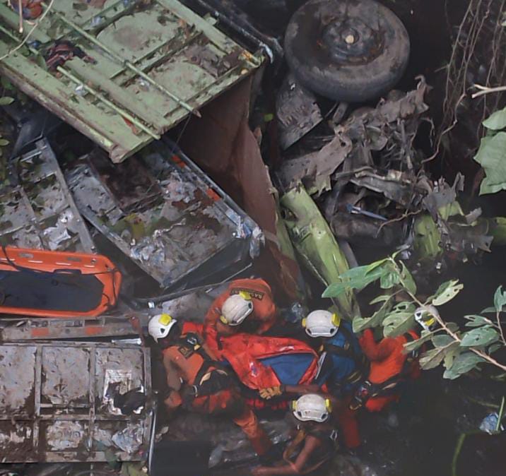 etelah dilakukan pencarian siang dan malam pasca kejadian kecelakaan mobil truk dengan nomor polisi  BG 8089 XX warna hijau Minggu (14/8/2022) mengalami di sungai Air Lang tepat dibawah jembatan Gardu yang merupakan Perbatasan Desa Cahaya Negeri Kecamatan Sindang Kelingi dan Desa Kepala Curup Kecamatan Binduriang Kabupaten Rejang Lebong sekitar pukul 09.32 WIB. Akhirnya jenazah yang diduga sopir truk tersebut, Buyung (50) warg Kelurahan Sukaraja Kecamatan Curup Timur ditemukan pada Senin (15/8/2022) sekitar