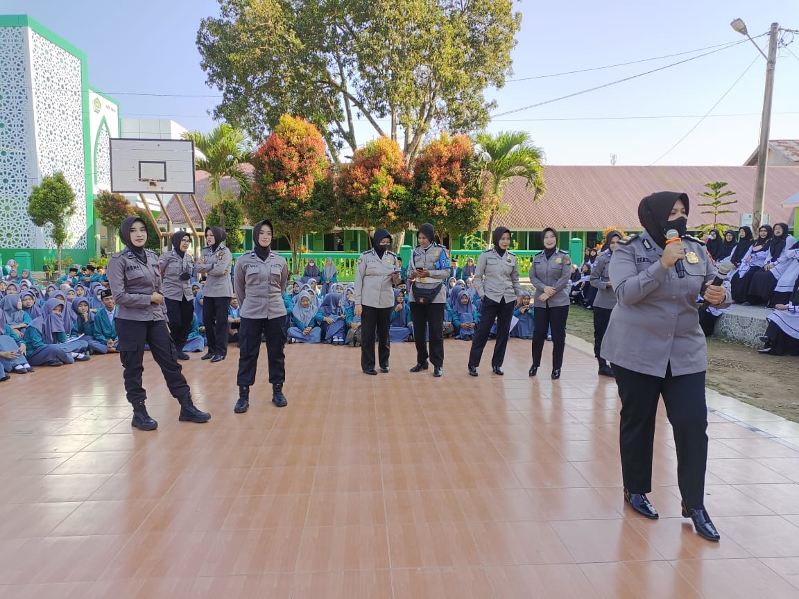 Dalam rangka memperingati Hari Jadi Polisi Wanita (Polwan) ke-74 tahun 2022, Polwan Polres Rejang Lebong Polda Bengkulu menggelar kegiatan bertajuk "Polwan Goes To School" di Lapangan MAN Rejang Lebong, Senin (8/8/2022).