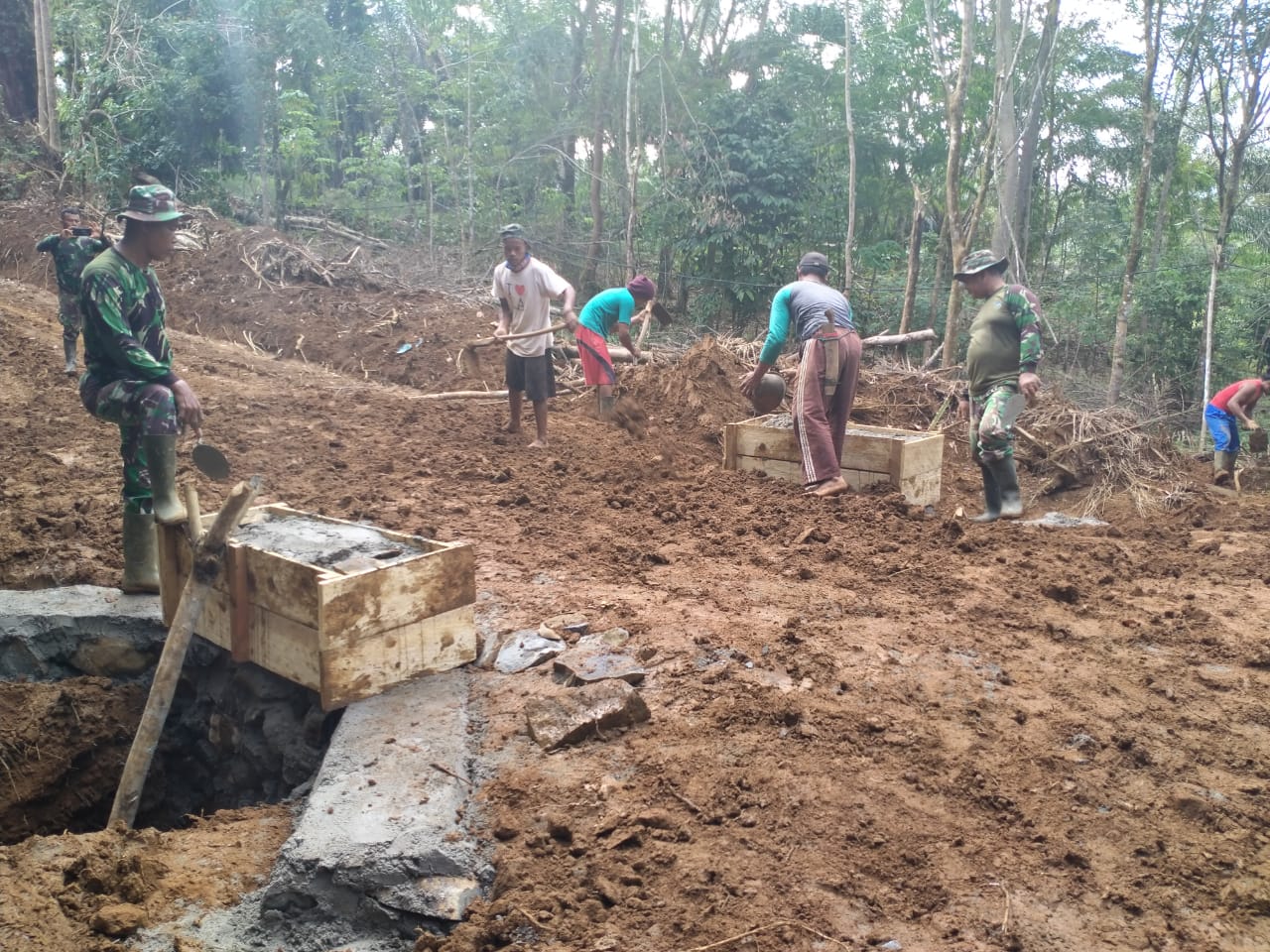 Anggota TMMD Dan Warga Langsir Batu dan Pasir