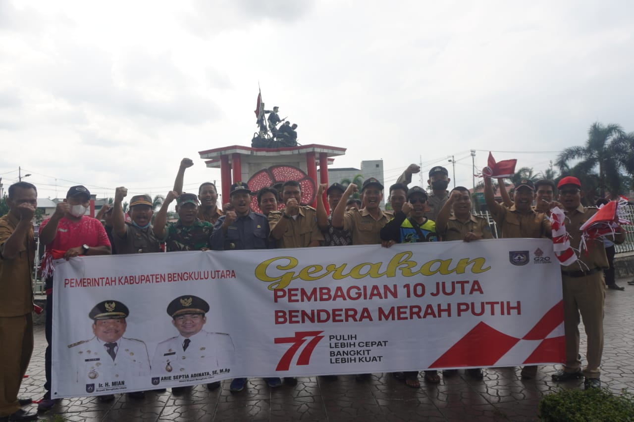Dalam rangka menyambut Hari Ulang Tahun ke -77 Republik Indonesia. Pemerintah Kabupaten Bengkulu Utara mengawali memasang bendera merah putih di pusat kota Arga makmur, Selasa (09/8/22).