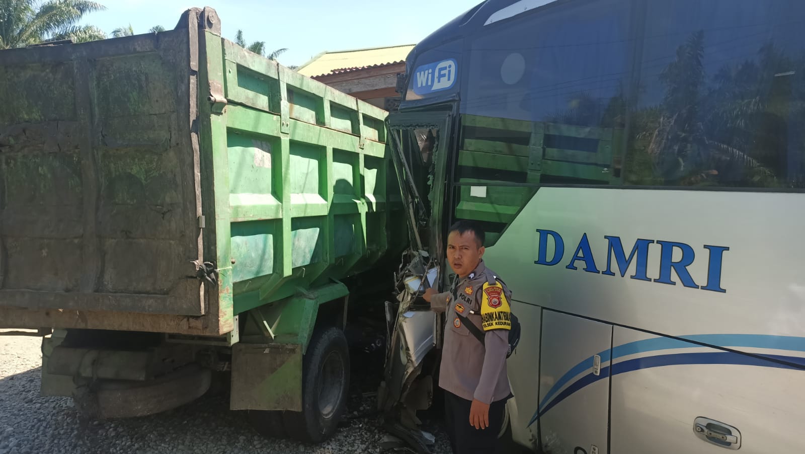 Satu unit dump truck no pol BG 8116 N bertabrakan dengan bus damri no pol BD 7641 CZ, Di desa Lawang Agung kecamatan Kedurang kabupaten Bengkulu Selatan.