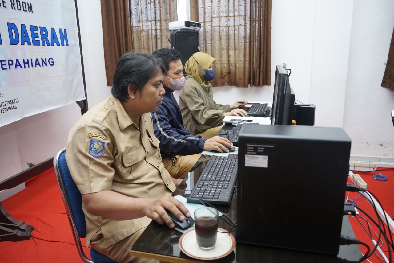  Dinas Komunikasi Informatika Persandian dan Statistik Kabupaten Kepahiang memfasilitasi penyelenggaraan ujian kompetensi penyuluh pertanian secara daring (online), Senin (15/08/22). Adapun peserta ujian kompetensi ini diikuti oleh 3 orang peserta dengan jenjang penyuluh muda dan penyuluh madya.