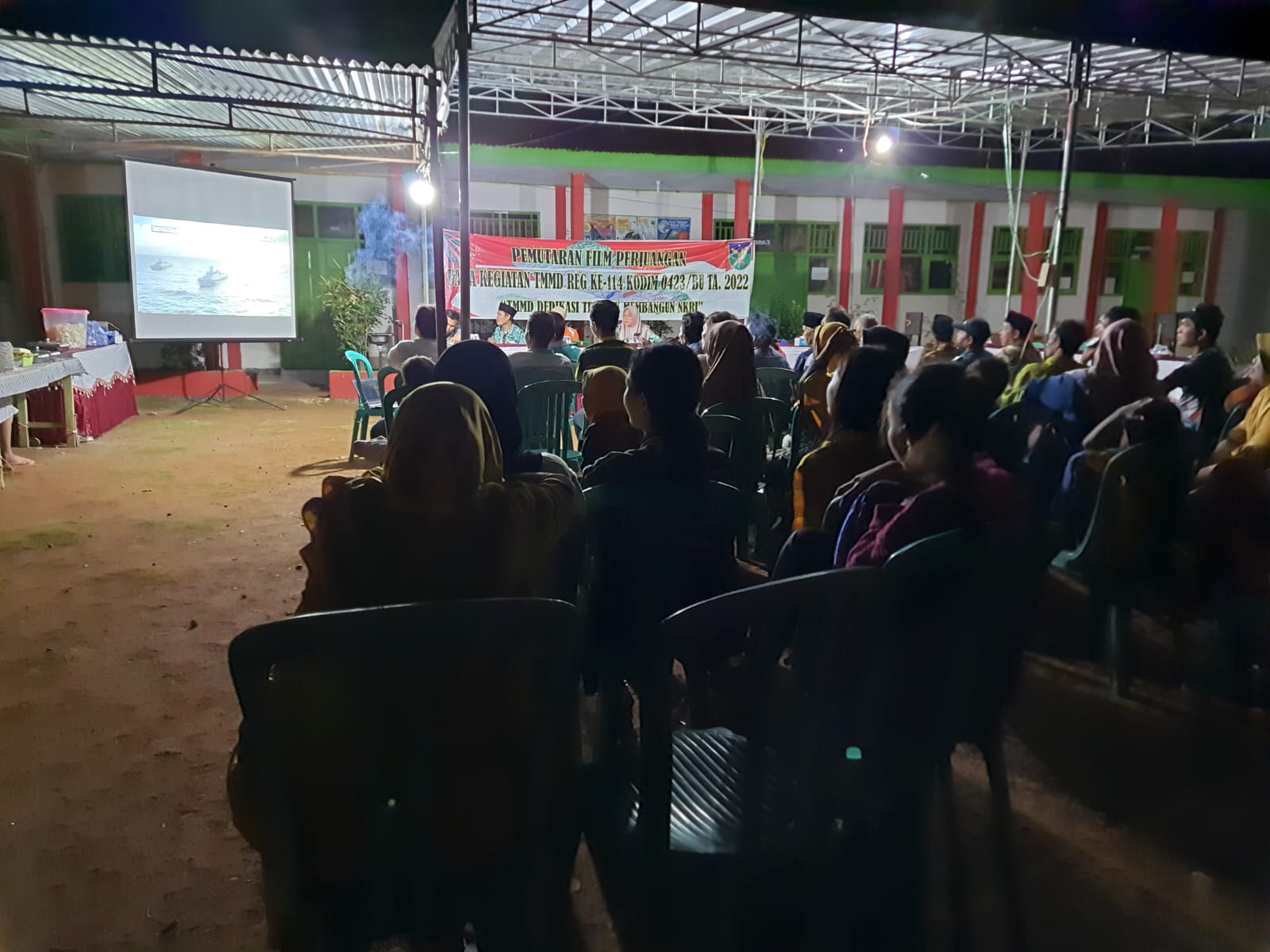  Sebanyak 100 orang menghadiri kegiatan pemutaran film perjuangan dan film hiburan bagi masyarakat, seni (22/08/2022) semalam yang dilaksanakan di lapangan Sekolah SD N 114 Bengkulu Utara.