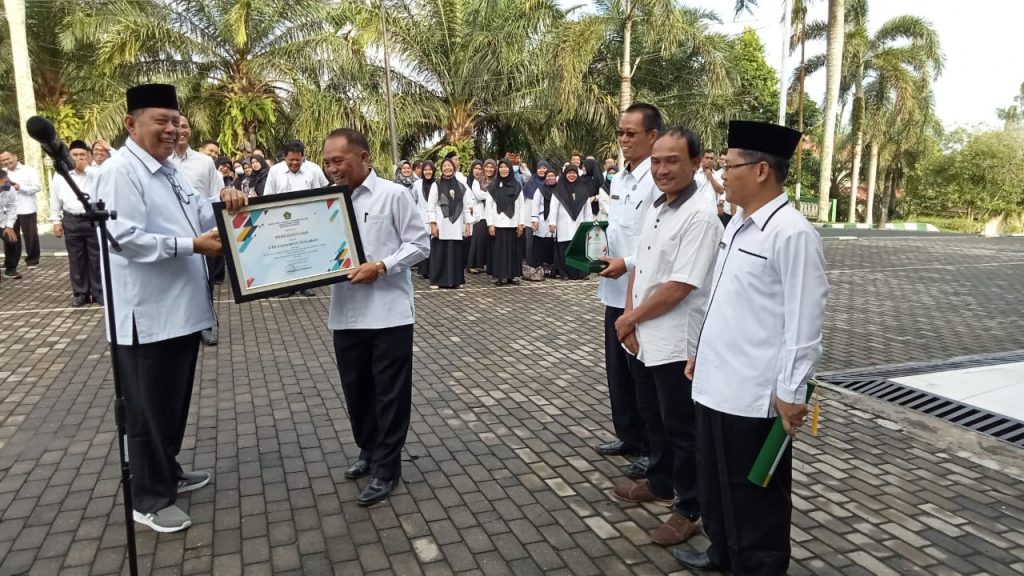  Direktorat Jenderal Pendidikan Islam Kementerian Agama memberikan penghargaan kepada UIN Fatmawati Sukarno Bengkulu sebagai Satuan Kerja dengan Ketaatan Penyampaiaan Laporan Keuangan dan BMN Terbaik Tahun 2021. Kepada Saudara Efri Agusmanjoyo SE selaku Operator GLP dan Penyusunan Laporan Keuangan, serta saudara Dr Edi Safari S.Kom M.Pd selaku Operator Aset/ BMN dalam menindaklanjuti hasil audit BPK tentang Laporan Keuangan & BMN.