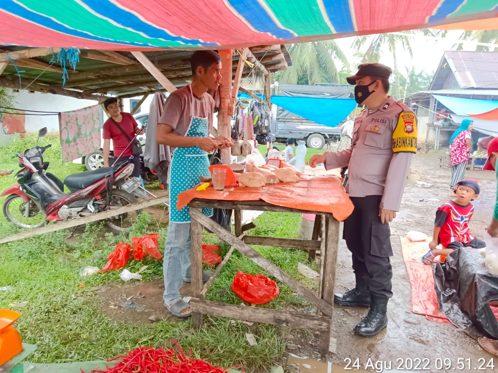  Gelar sambang Pasar Pekan Karang Tinggi di Desa Karang Tinggi Kecamatan Karang Tinggi Kabupaten Bengkulu Tengah, Briptu Ade Marco. S, siang hari kemarin, Rabu (24/08/2022) sampaikan imbauan agar warga tetap patuh terhadap protokol kesehatan (prokes) dan ikut serta vaksinasi sebagai langkah pencegahan dan pengendalian pandemi Covid-19.