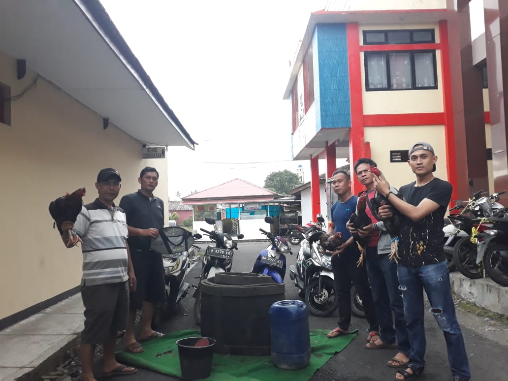 Polisi mengamankan barang bukti Sambung