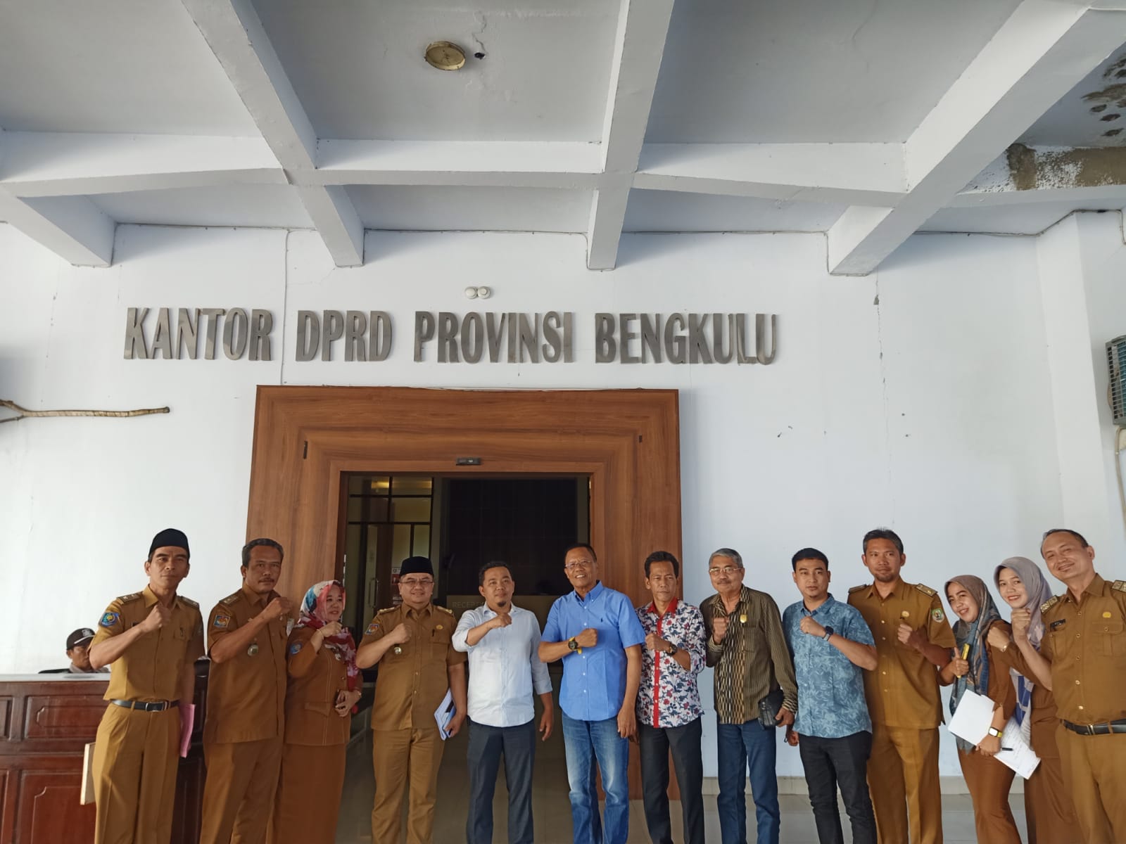  Ketua Komisi I DPRD Bengkulu Dempo Xler mendukung penuh program strategis Gubernur dan Wakil Gubernur Bengkulu yang tertuang di Rencana Pembangunan Jangka Menengah Daerah (RPJMD) khususnya di bidang informasi publik di ruang Komisi I DPRD Provinsi Bengkulu.