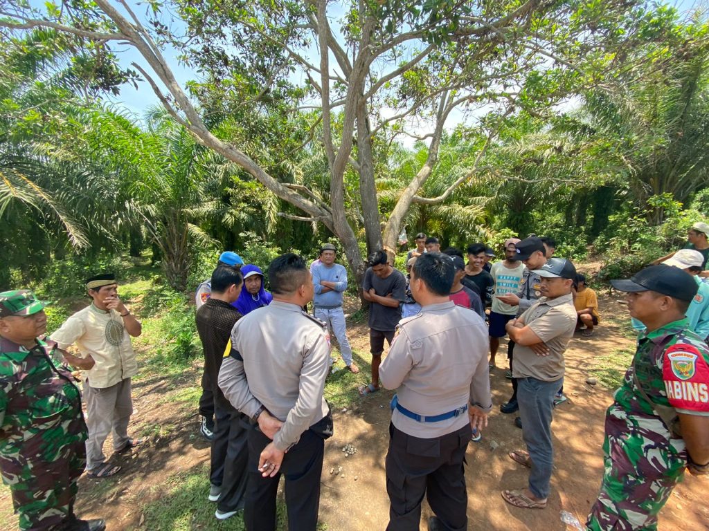 Kapolsek Batik Nau Gelar Giat Sosialisasi dan Pengamanan Pengalihan Arus lalu lintas Karena Perbaikan Jembatan di Desa Batik Nau 