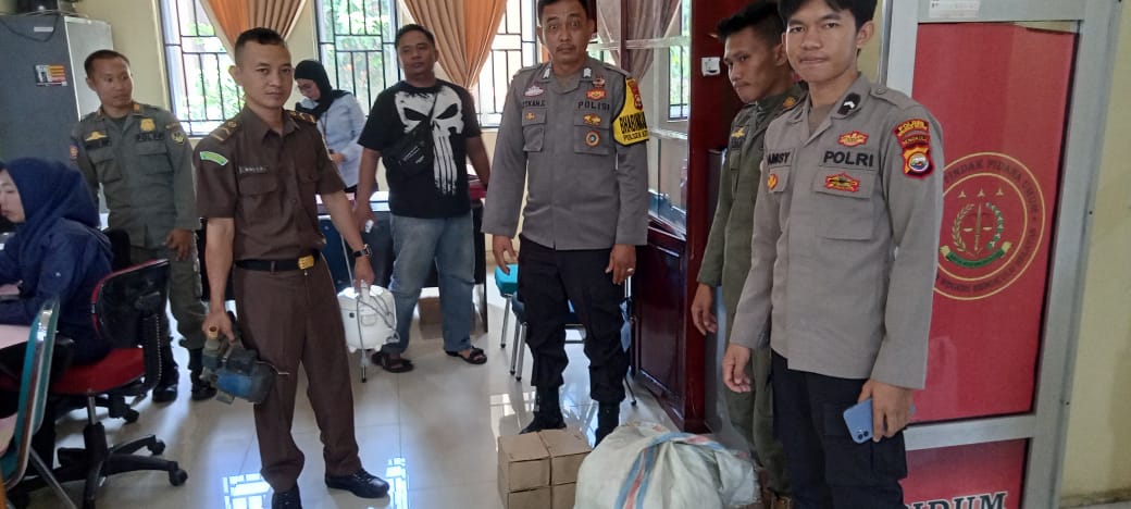 Unit Polsek Kota Manna, Menyerahkan Tersangka Pencurian ke Kejaksaan Bengkulu Selatan 
