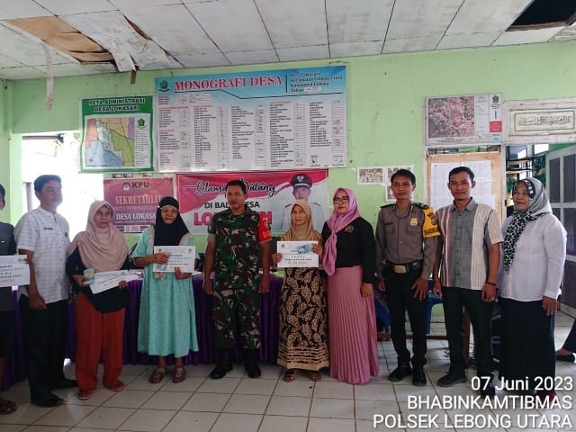  Menghadiri Pembagian BLT DD, Upaya Bhabinkamtibmas Berikan Pendampingan dan Jalin Keakraban dengan Warga