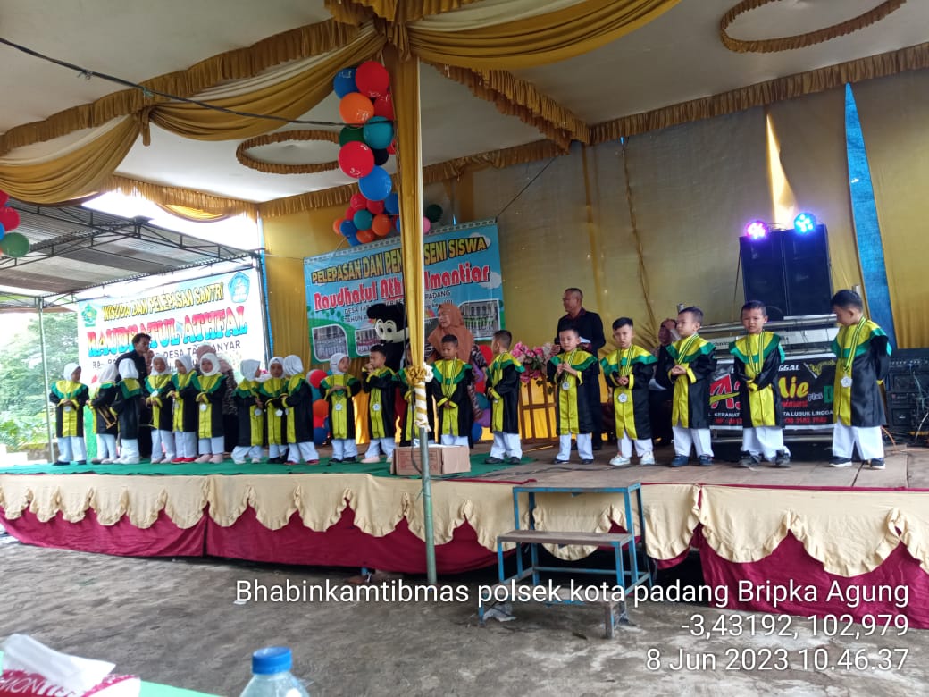 Sinergi, Bhabinkamtibmas Bersama Babinsa dan Pemerintah Desa Hadiri Pelepasan Siswa PAUD Imantiar