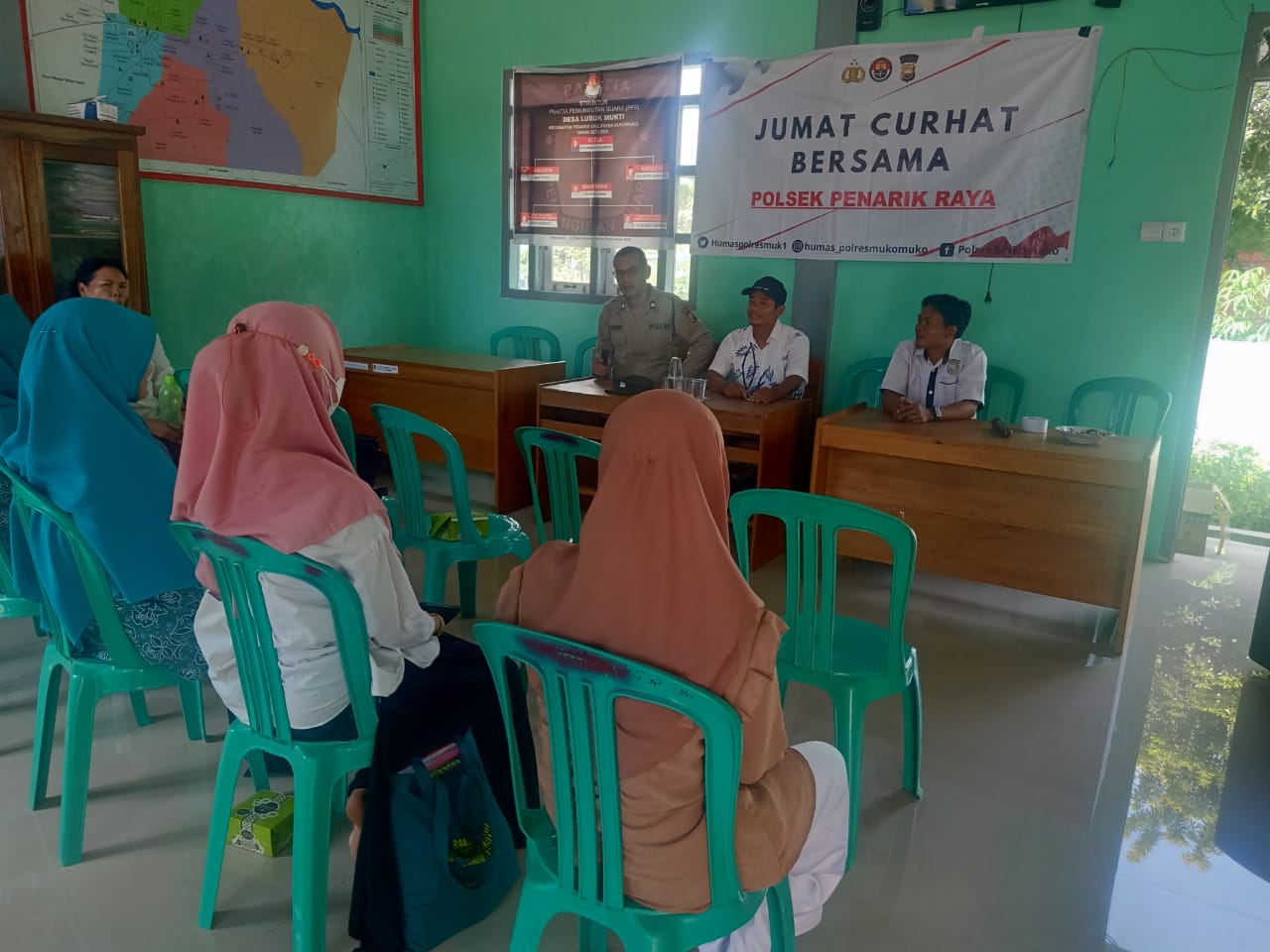 Polsek Penarik, Jumat Curhat bersama di Kantor Desa Lubuk Mukti